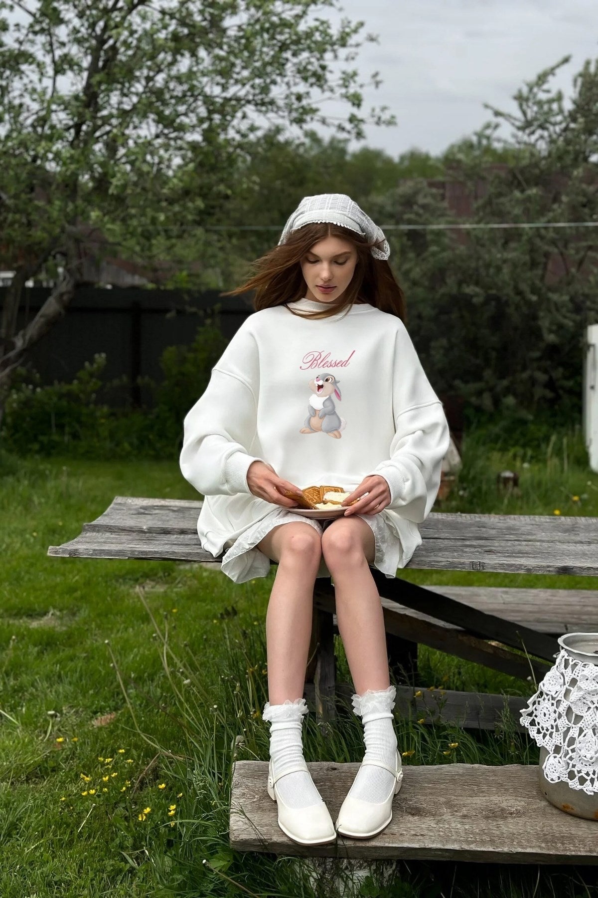 Kadın Oversize Sweatshirt Elbise Blessed Bunny Baskılı Beyaz – Bisiklet Yaka, 3 İplik Şardonlu Polar