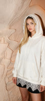 Kadın Oversize Hoodie Lace Muse Dantel Detaylı Beyaz – Kapüşonlu, Bağcıklı, 3 İplik Şardonsuz
