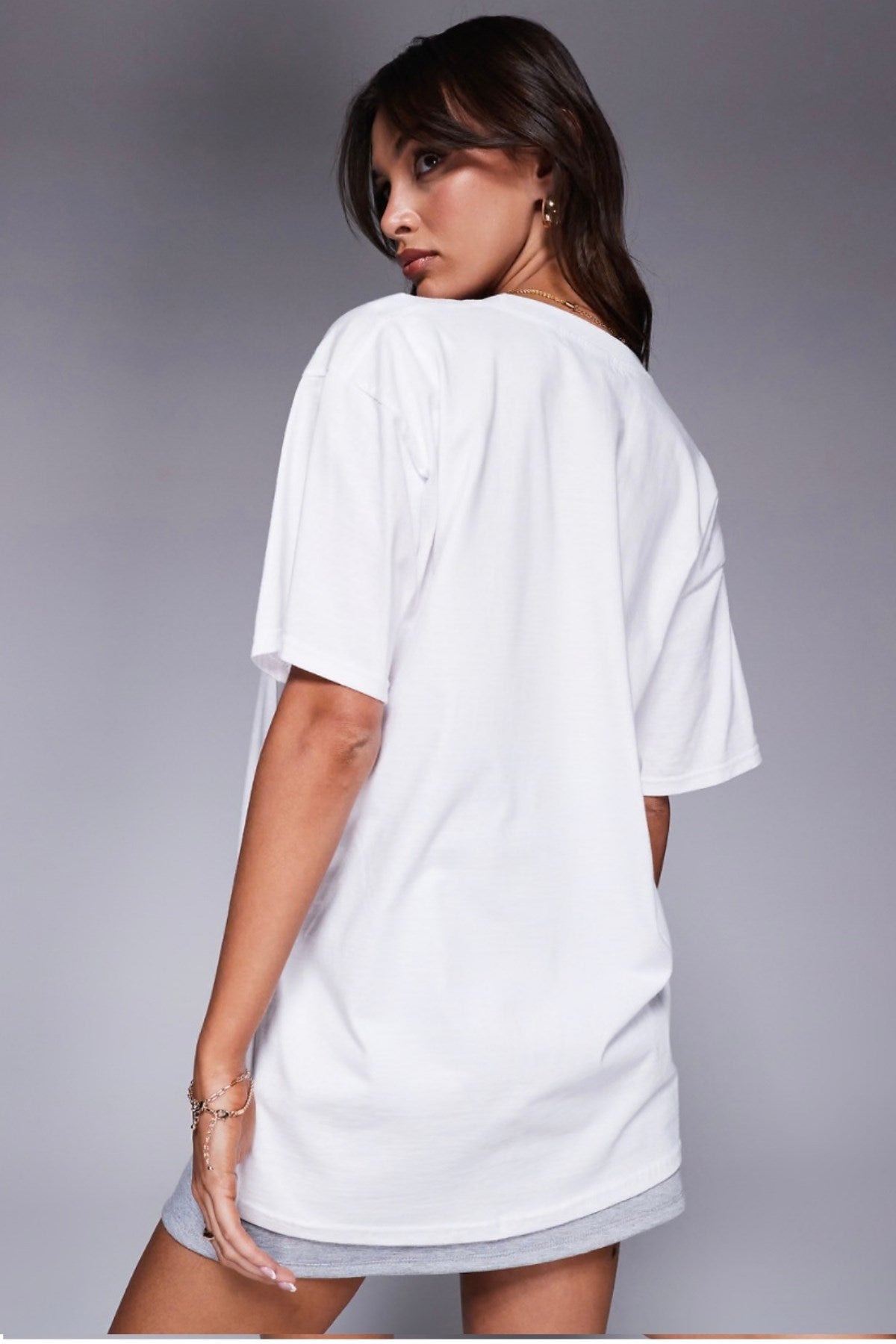 Kadın Beyaz Oversize Tişört – Leopar Baskılı Rahat Kalıp Yazlık Model