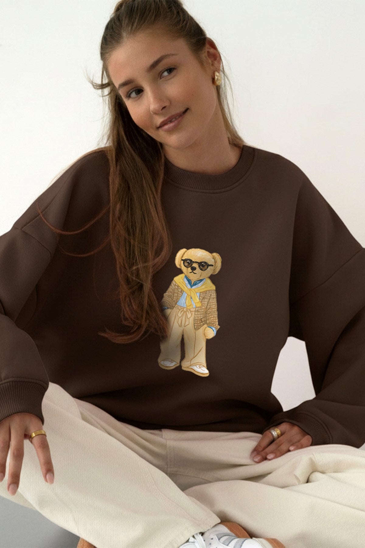 Kadın Oversize Sweatshirt Gentleman Bear Baskılı Kahverengi – Bisiklet Yaka, 3 İplik Şardonlu