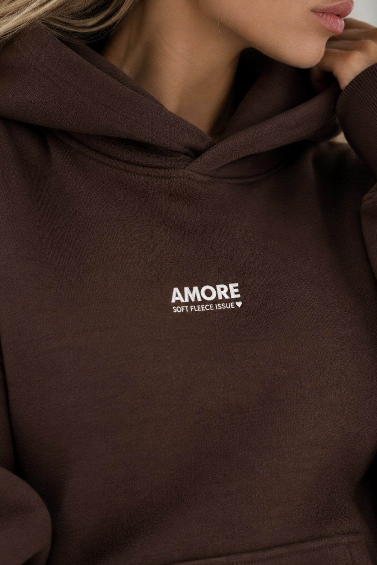 Kadın Oversize Hoodie Amore Baskılı Kahverengi – Kapüşonlu, Kanguru Cepli, 3 İplik Şardonlu Polar