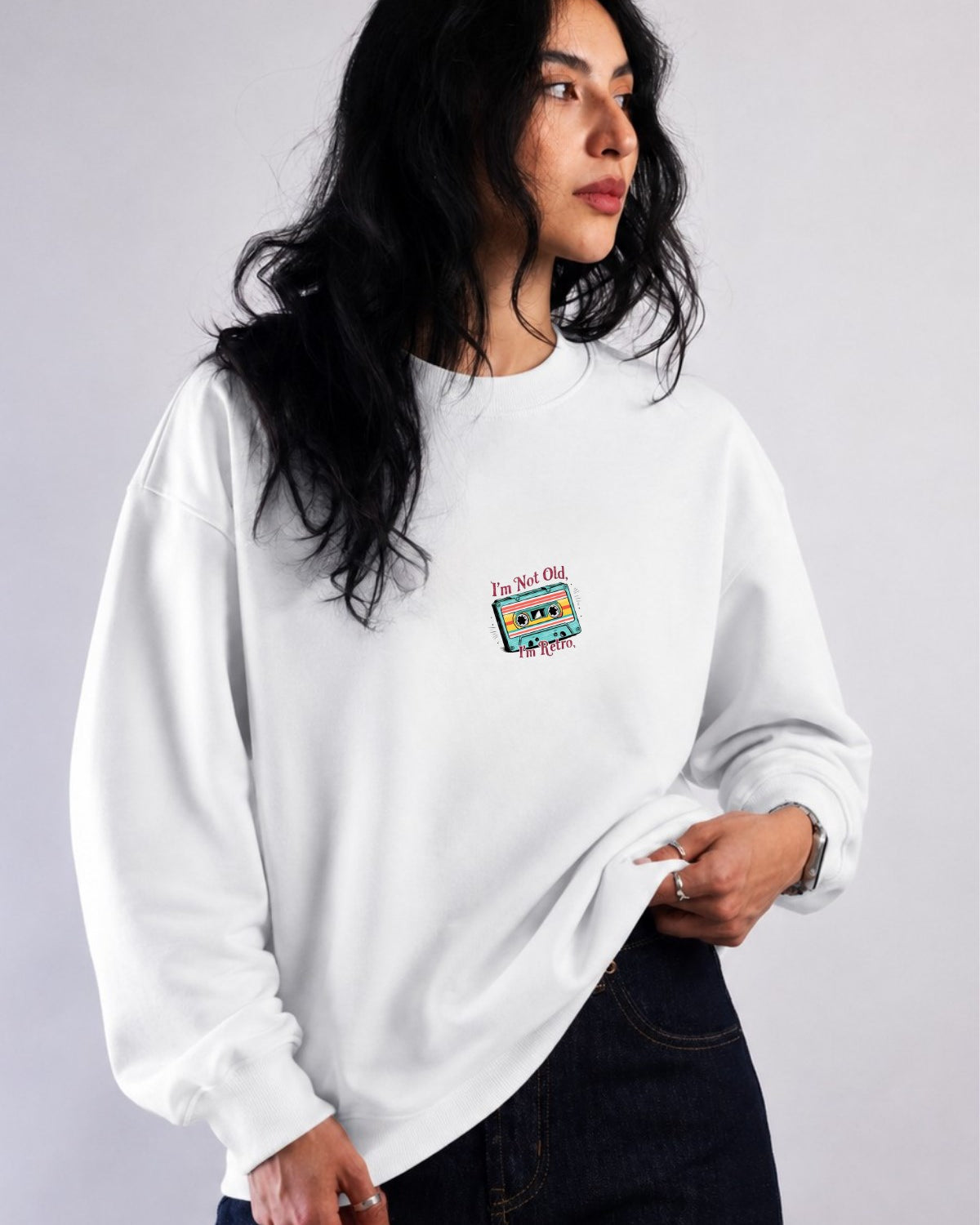 Kadın Oversize Sweatshirt Retro Kaset Baskılı Beyaz – Bisiklet Yaka, 3 İplik Şardonlu Polar