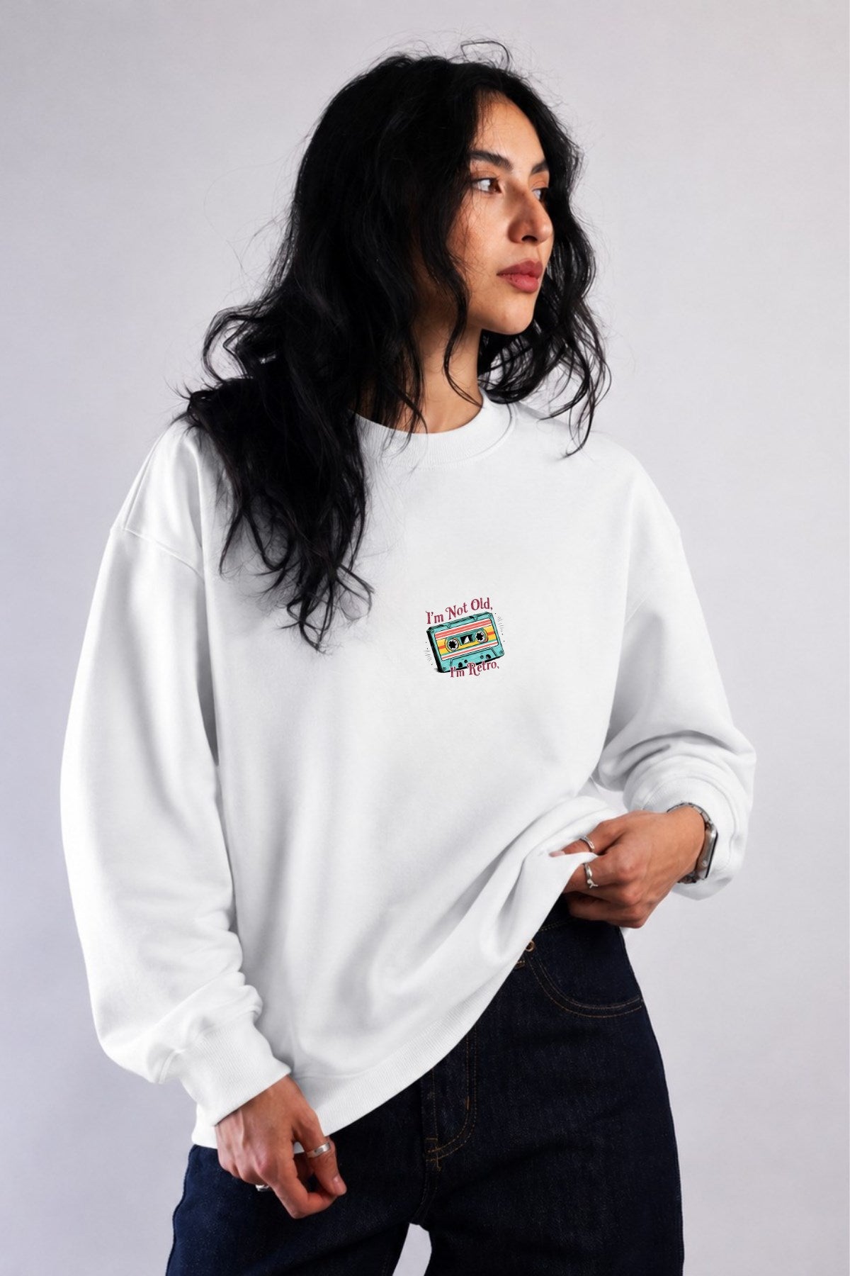 Kadın Oversize Sweatshirt Retro Kaset Baskılı Beyaz – Bisiklet Yaka, 3 İplik Şardonlu Polar