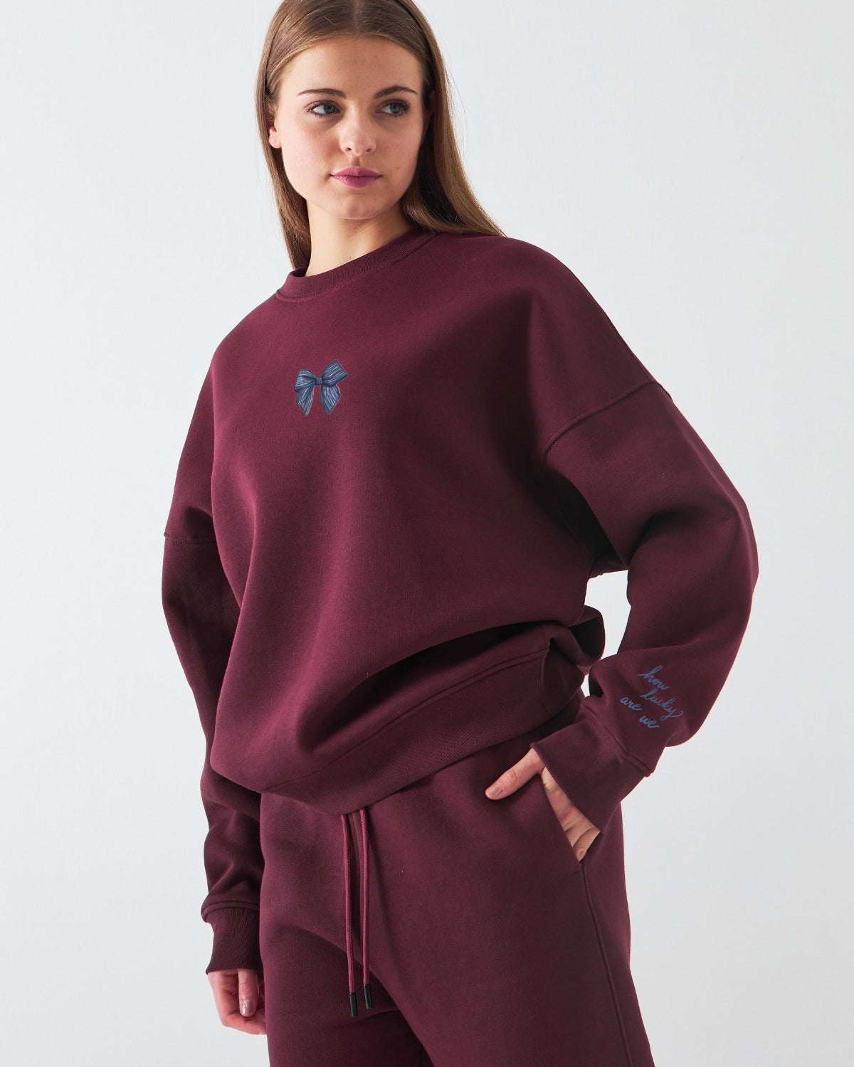 Kadın Oversize Sweatshirt How Lucky Are We Baskılı Bordo – Bisiklet Yaka, 3 İplik Şardonlu Polar
