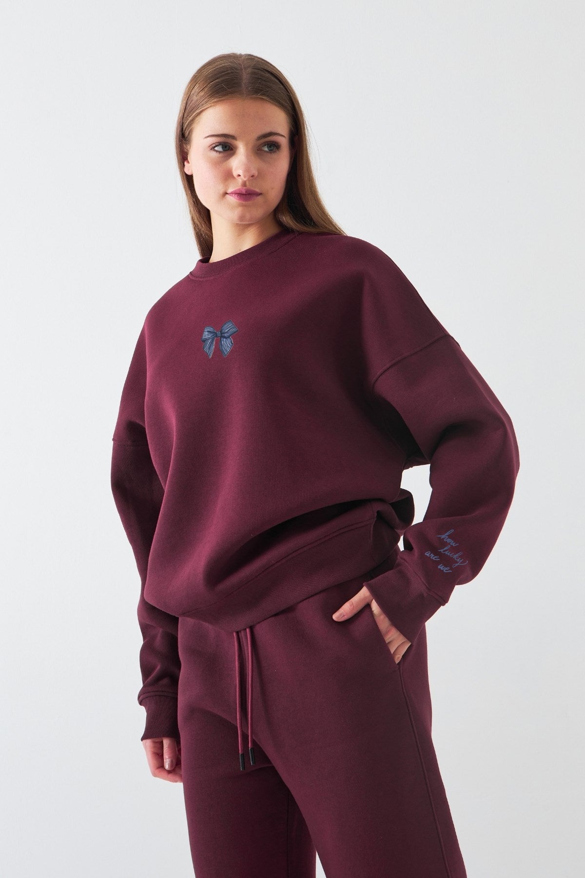 Kadın Oversize Sweatshirt How Lucky Are We Baskılı Bordo – Bisiklet Yaka, 3 İplik Şardonlu Polar