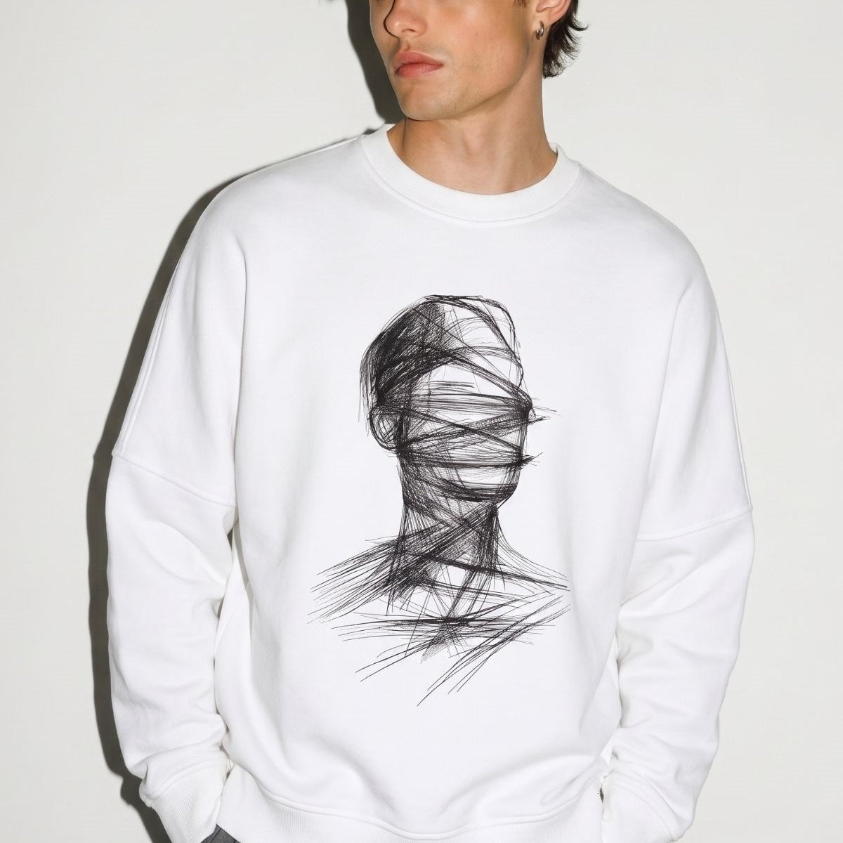 Erkek Oversize Sweatshirt Blind Trace Baskılı Beyaz – Bisiklet Yaka, 3 İplik Şardonlu Polar