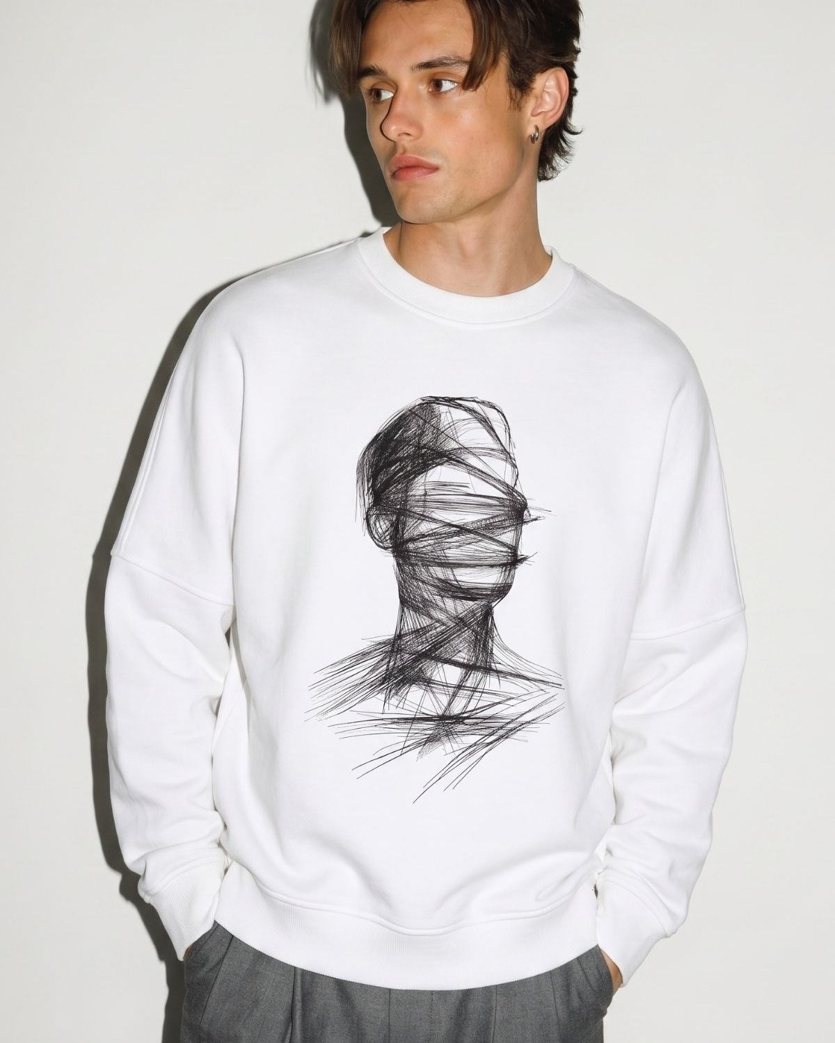Erkek Oversize Sweatshirt Blind Trace Baskılı Beyaz – Bisiklet Yaka, 3 İplik Şardonlu Polar