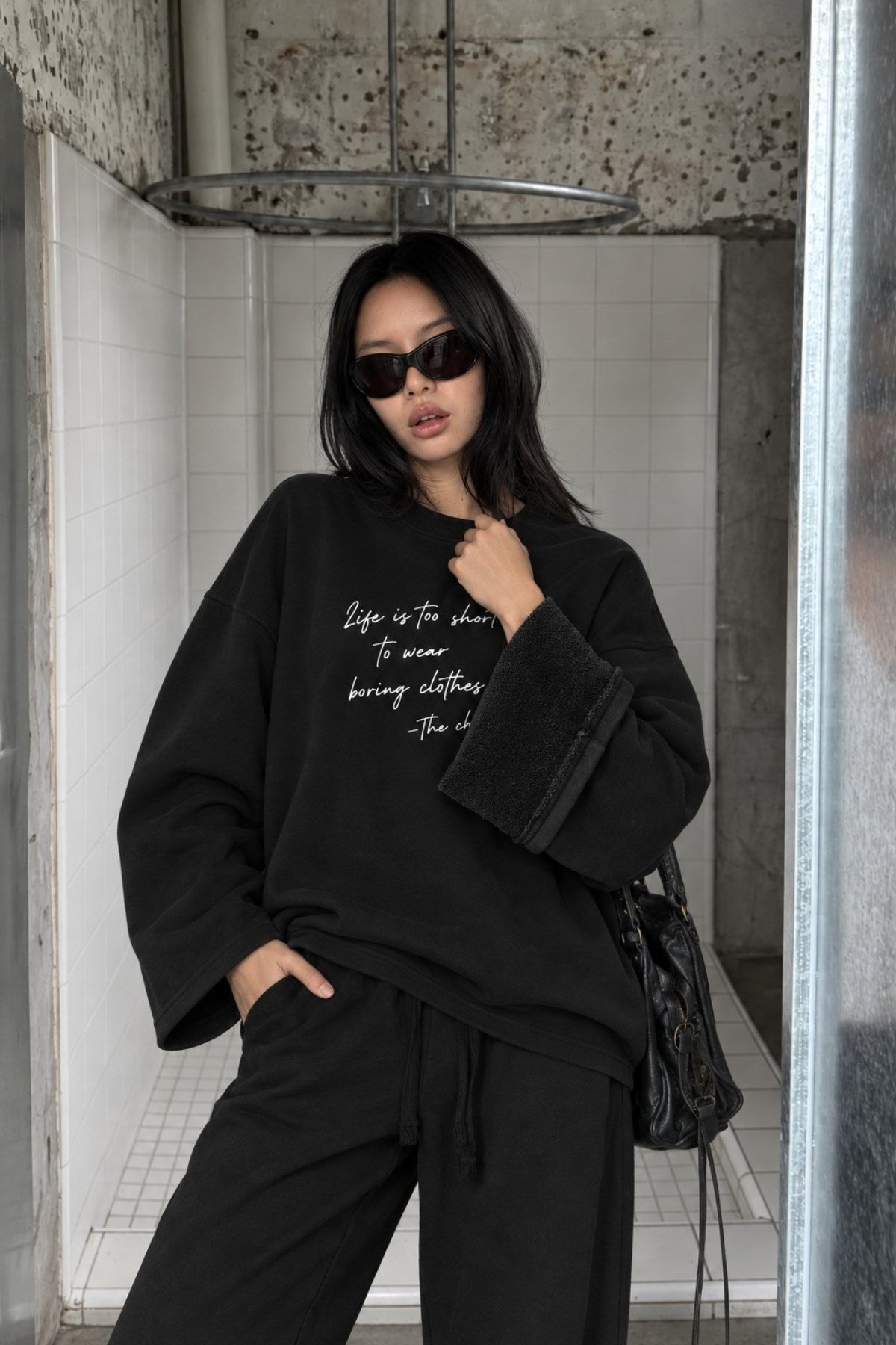Kadın Relaxed Fit Sweatshirt Life Is Too Short Baskılı Siyah – Bisiklet Yaka, 3 İplik Şardonsuz
