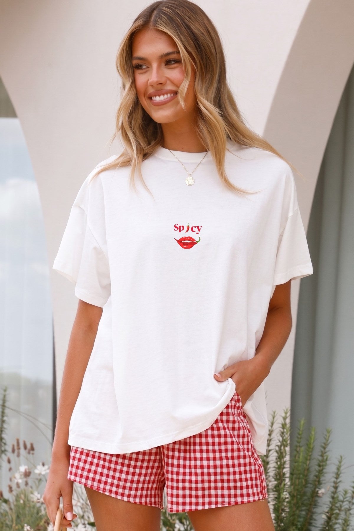 Kadın Oversize Tişört Spicy Lips Baskılı Beyaz – Bisiklet Yaka, Rahat Kalıp, %100 Pamuk