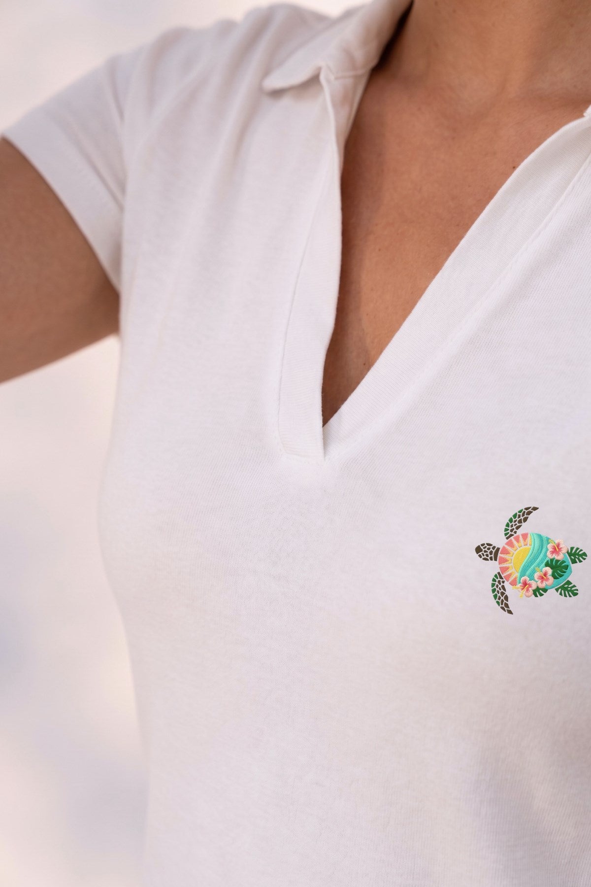 Kadın Tropica Turtle Polo Yaka Basic Tişört Beyaz – %100 Pamuk, Kısa Kollu, Likralı Rahat Kalıp Bluz