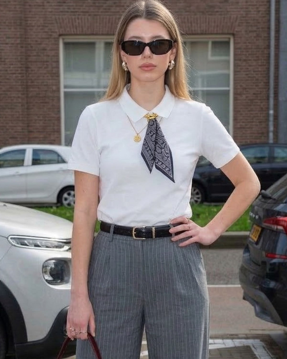 Kadın Polo Yaka Tişört Saten Fularlı Detaylı Beyaz – %100 Pamuk, Metal Aksesuarlı, Kısa Kollu,