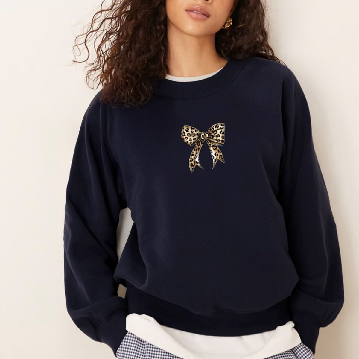 Kadın Oversize Sweatshirt Leo Kurdele Baskılı Lacivert – Bisiklet Yaka, 3 İplik Şardonlu Polar