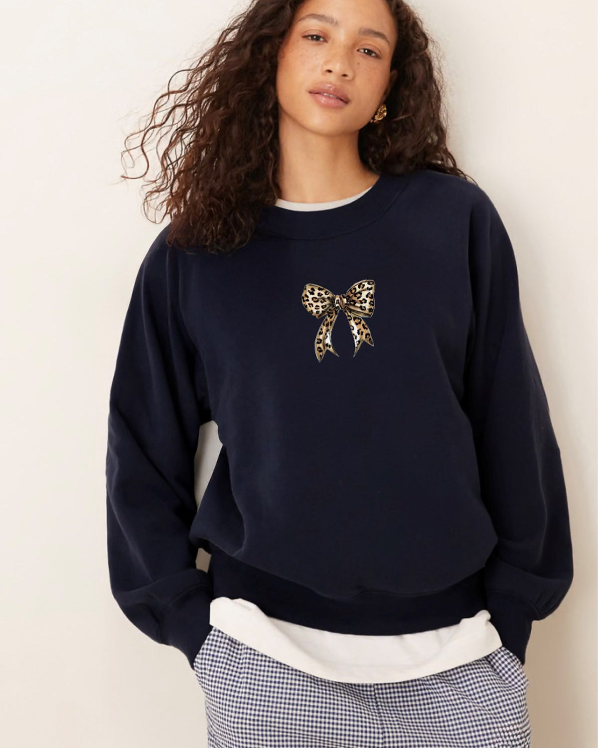 Kadın Oversize Sweatshirt Leo Kurdele Baskılı Lacivert – Bisiklet Yaka, 3 İplik Şardonlu Polar