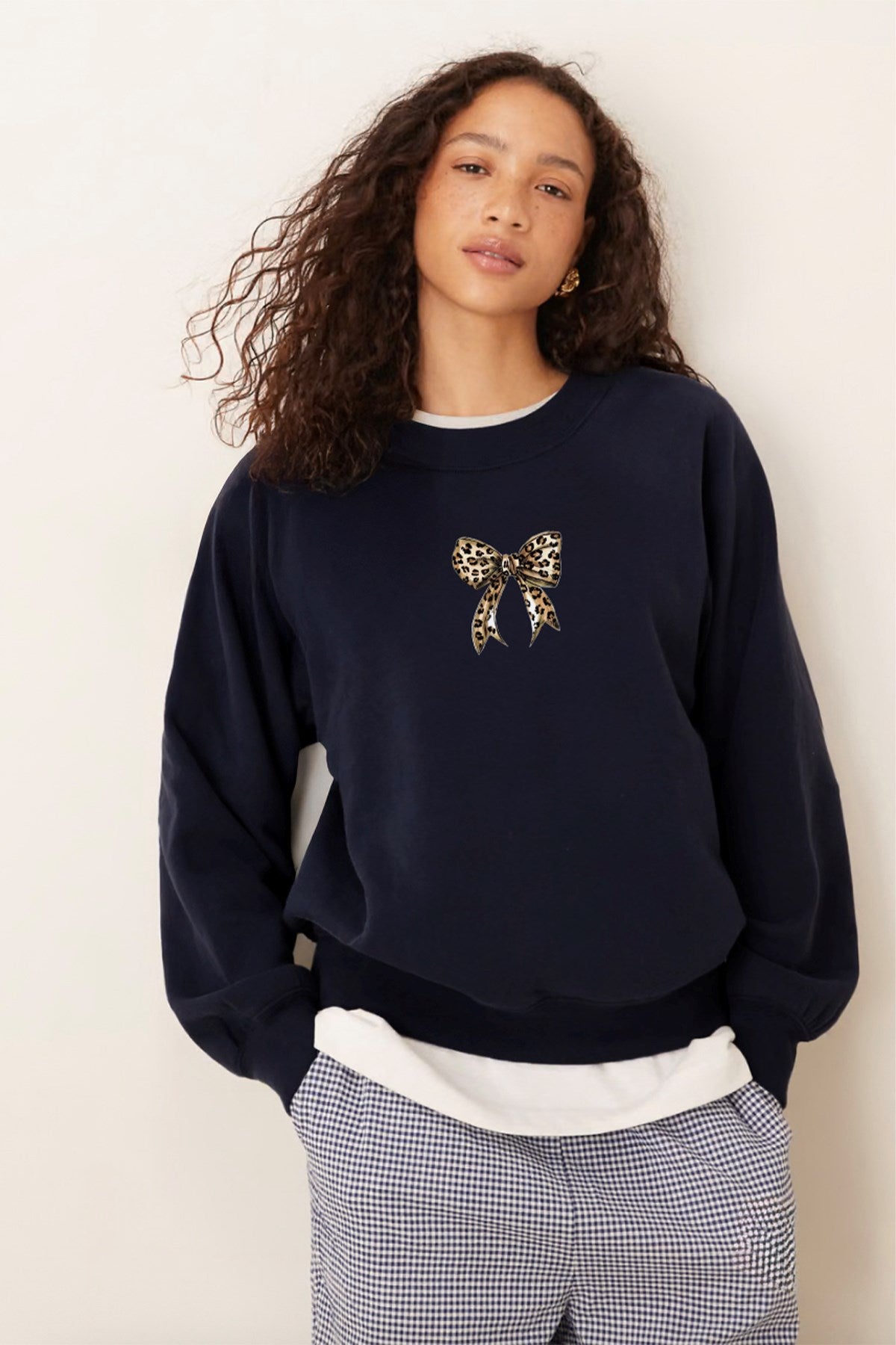 Kadın Oversize Sweatshirt Leo Kurdele Baskılı Lacivert – Bisiklet Yaka, 3 İplik Şardonlu Polar