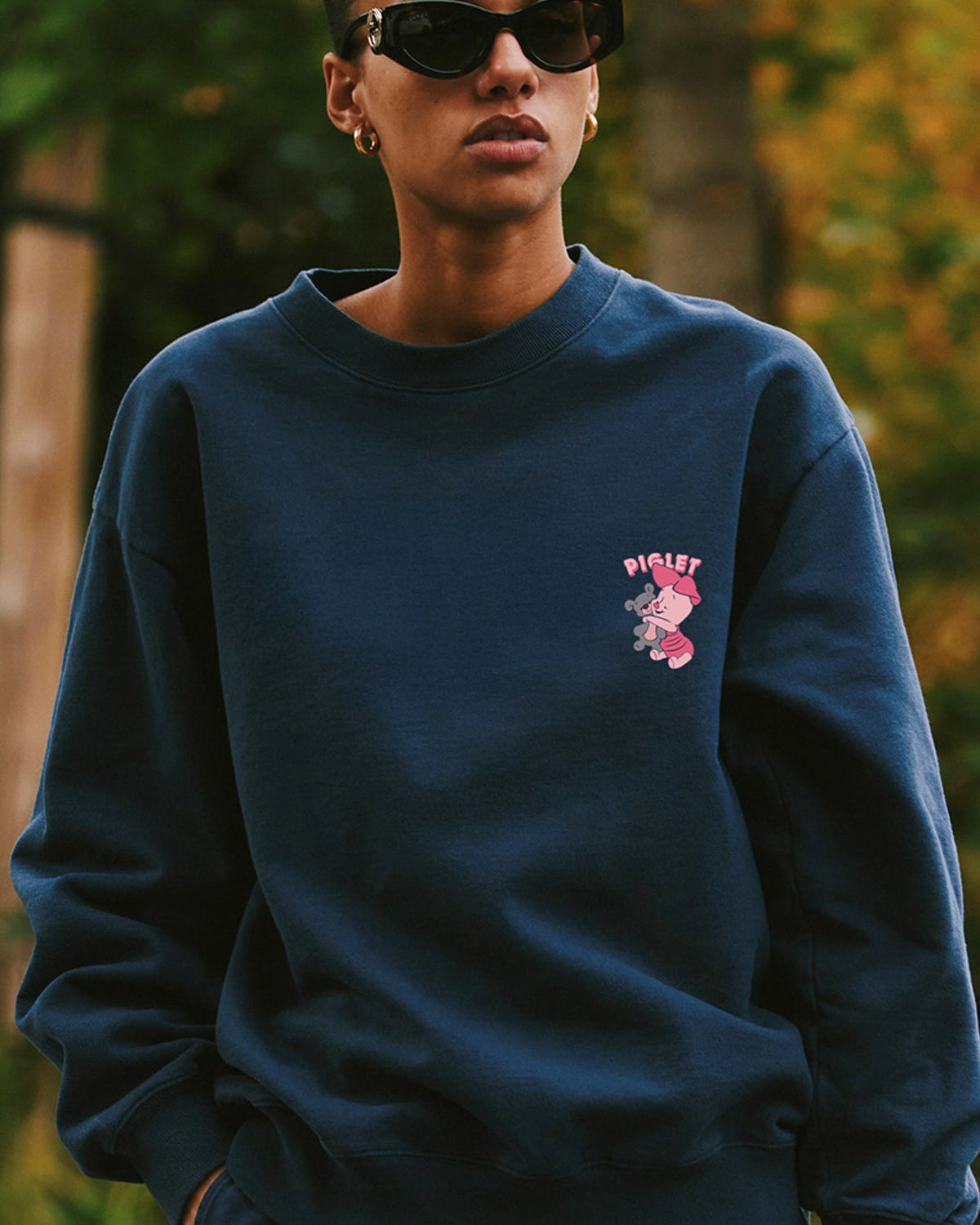 Kadın Oversize Sweatshirt Piglet Hugs Baskılı Lacivert – Bisiklet Yaka, 3 İplik Şardonlu Polar