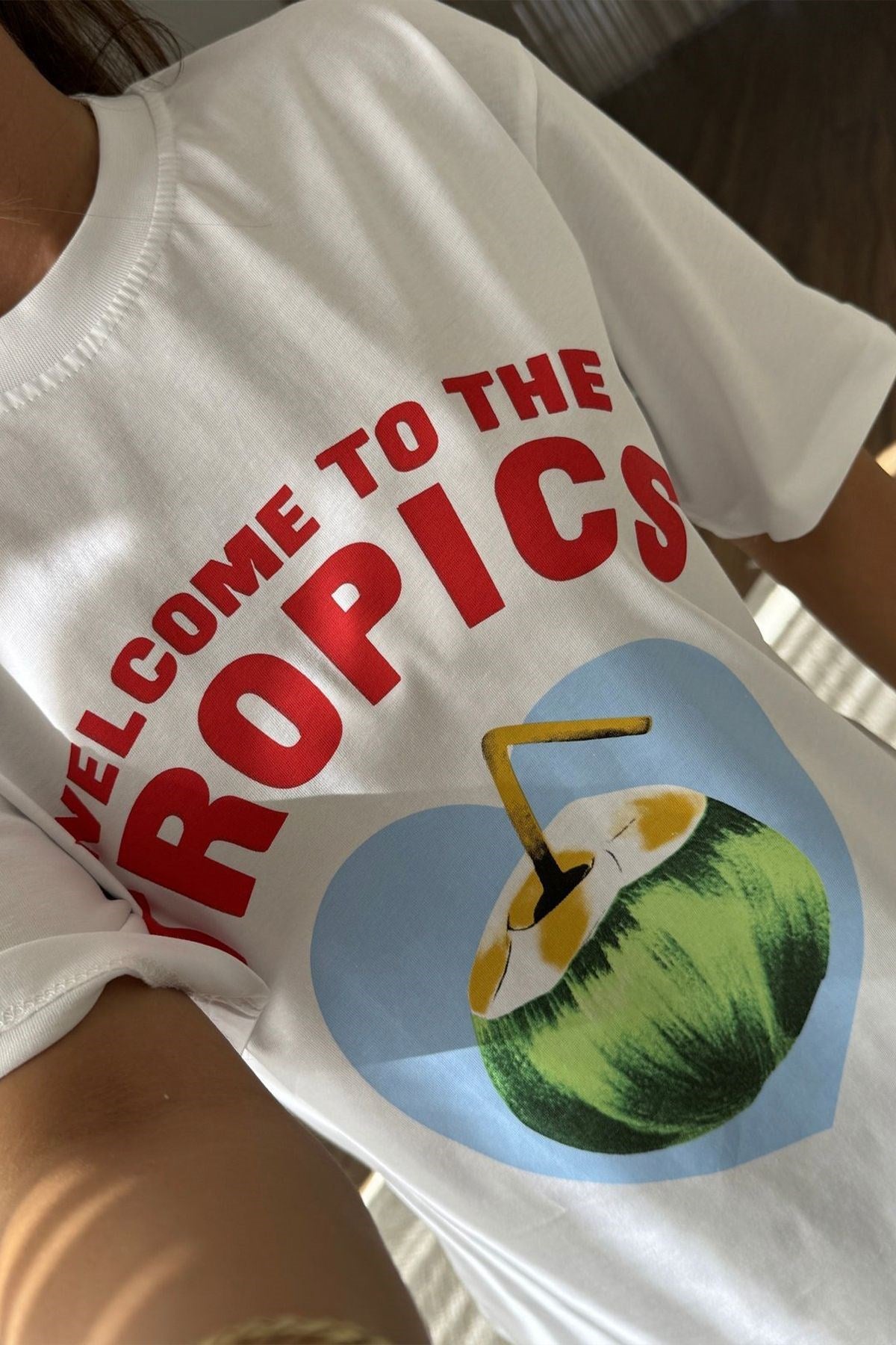 Kadın Beyaz Tişört – Tropikal Hindistan Cevizi Baskılı Welcome to The Tropics Yazlık Oversize