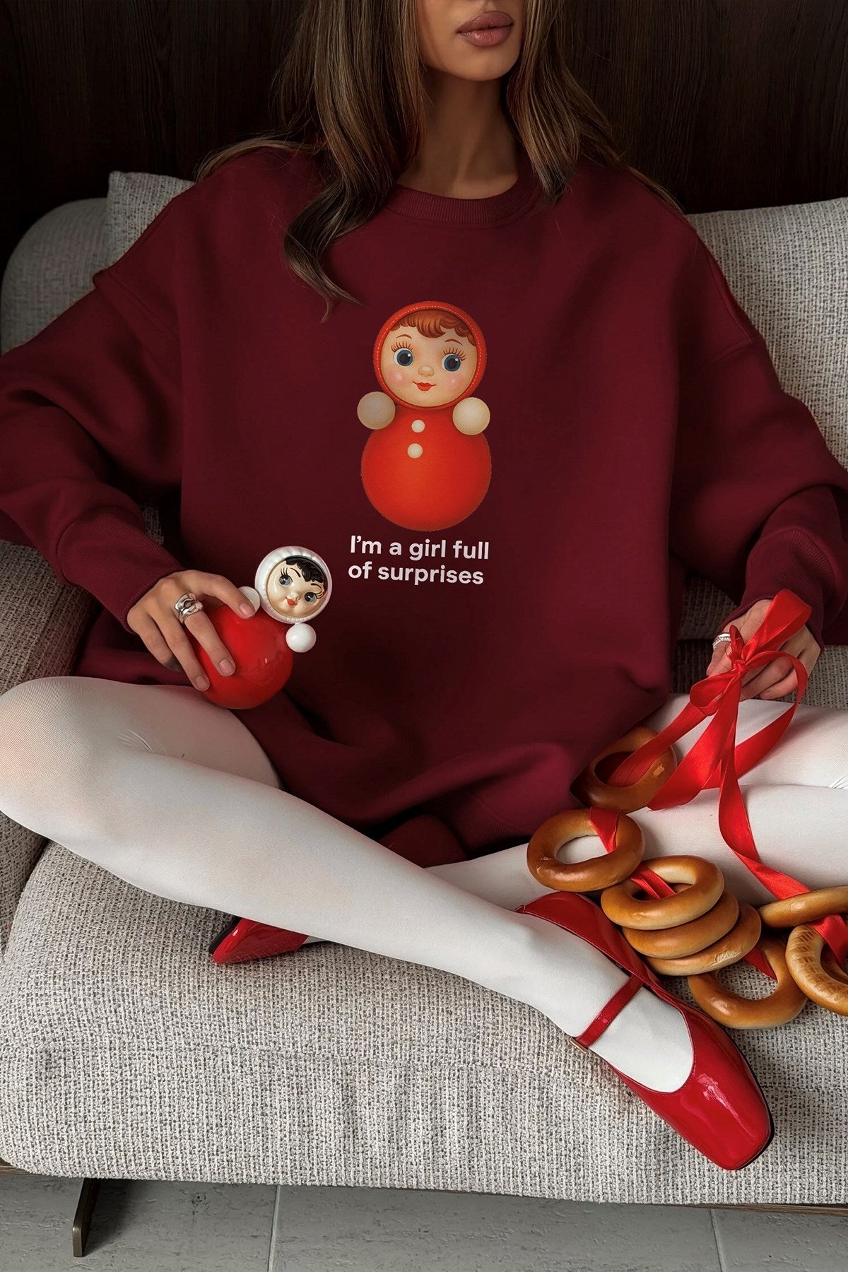 Kadın Oversize Sweatshirt Elbise Matryoshka Girl Baskılı Bordo – Bisiklet Yaka, 3 İplik Polar