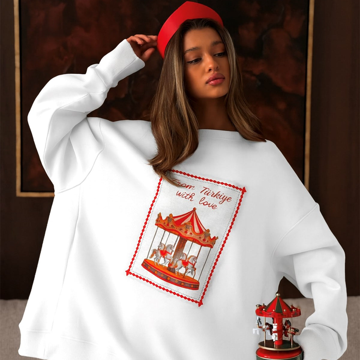 Kadın Oversize Sweatshirt Elbise Carousel Love Baskılı Beyaz – Bisiklet Yaka, 3 İplik Şardonlu Polar