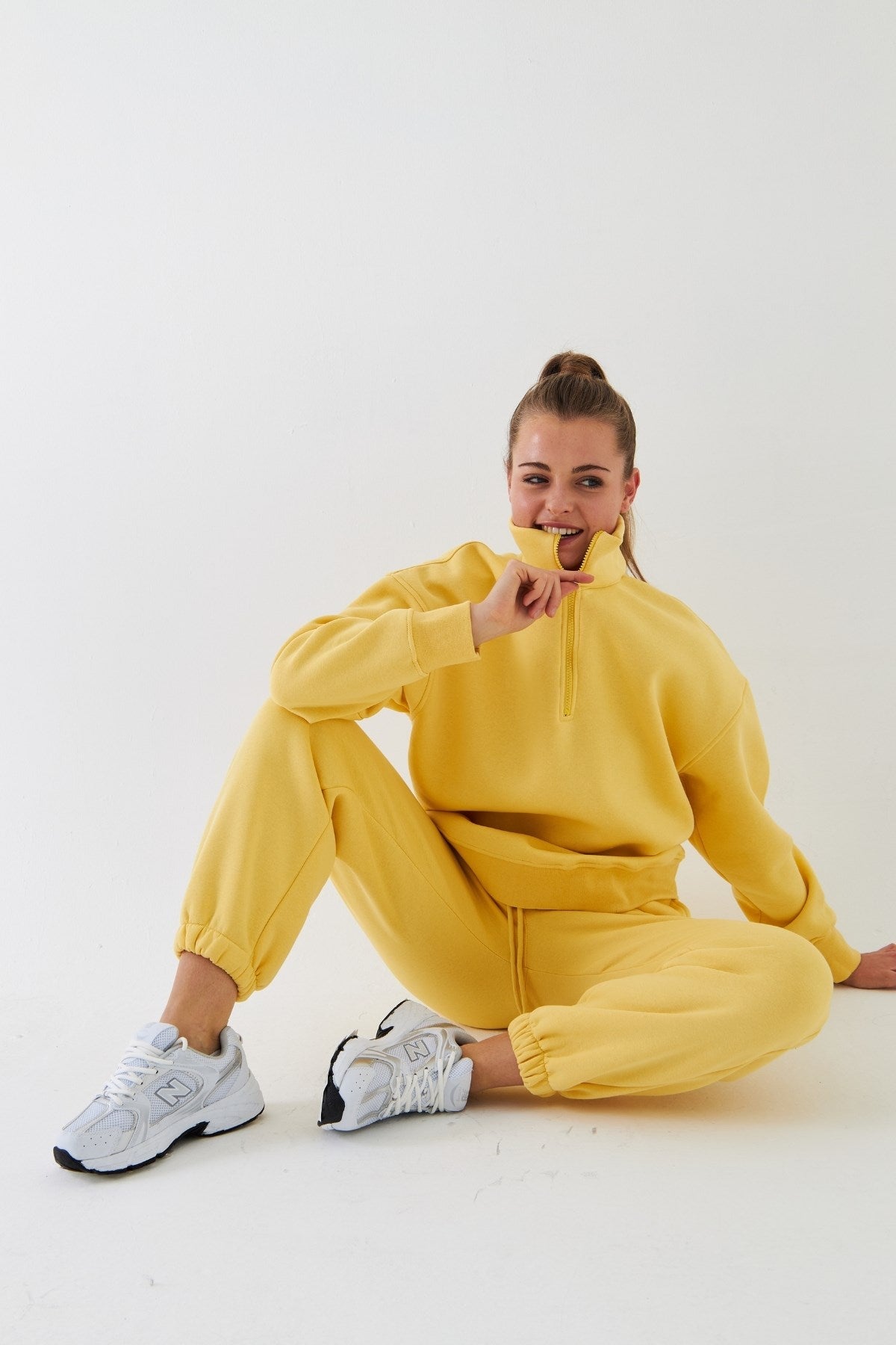 Unisex Oversize Eşofman Takımı Basic Sarı – Fermuarlı Dik Yaka, Lastikli Paça, 3 İplik Polar