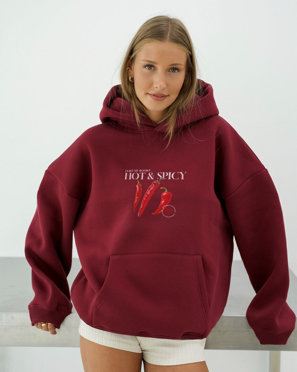 Kadın Oversize Sweatshirt Hoodie Hot & Spicy Baskılı Bordo – Kapüşonlu, 3 İplik Şardonlu Polar