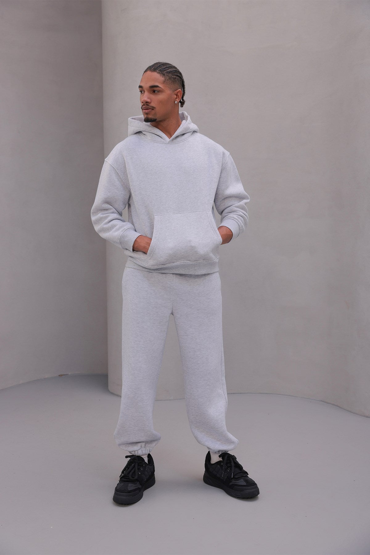  Erkek Oversize Eşofman Takımı Gri – Basic, 3 İplik Şardonlu Polar; Kapüşonlu Üst, Lastikli Alt
