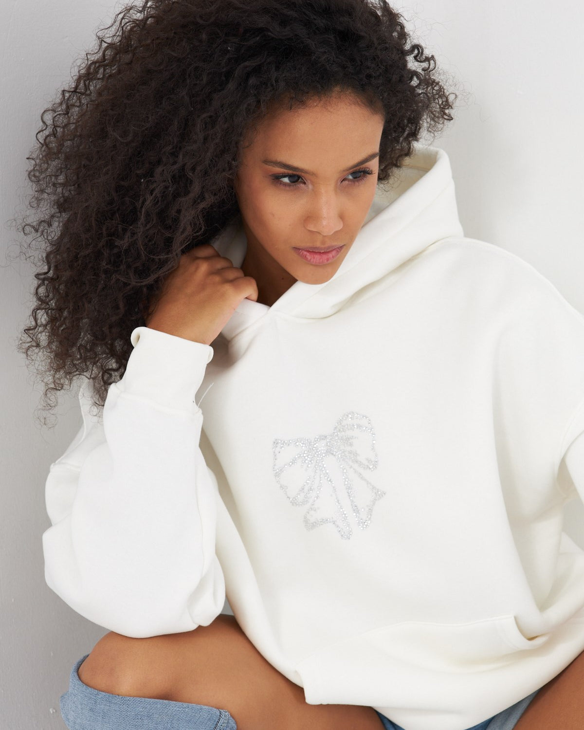 Fiyonk Desen Taş Baskılı Kapüşonlu İçi Polar Oversize Beyaz Sweatshirt