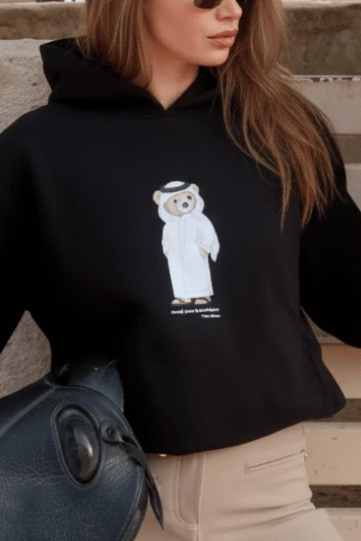Kadın Oversize Sweatshirt Hoodie Qatari Bear White Siyah – Kapüşonlu, 3 İplik Polar, Kanguru Cepli