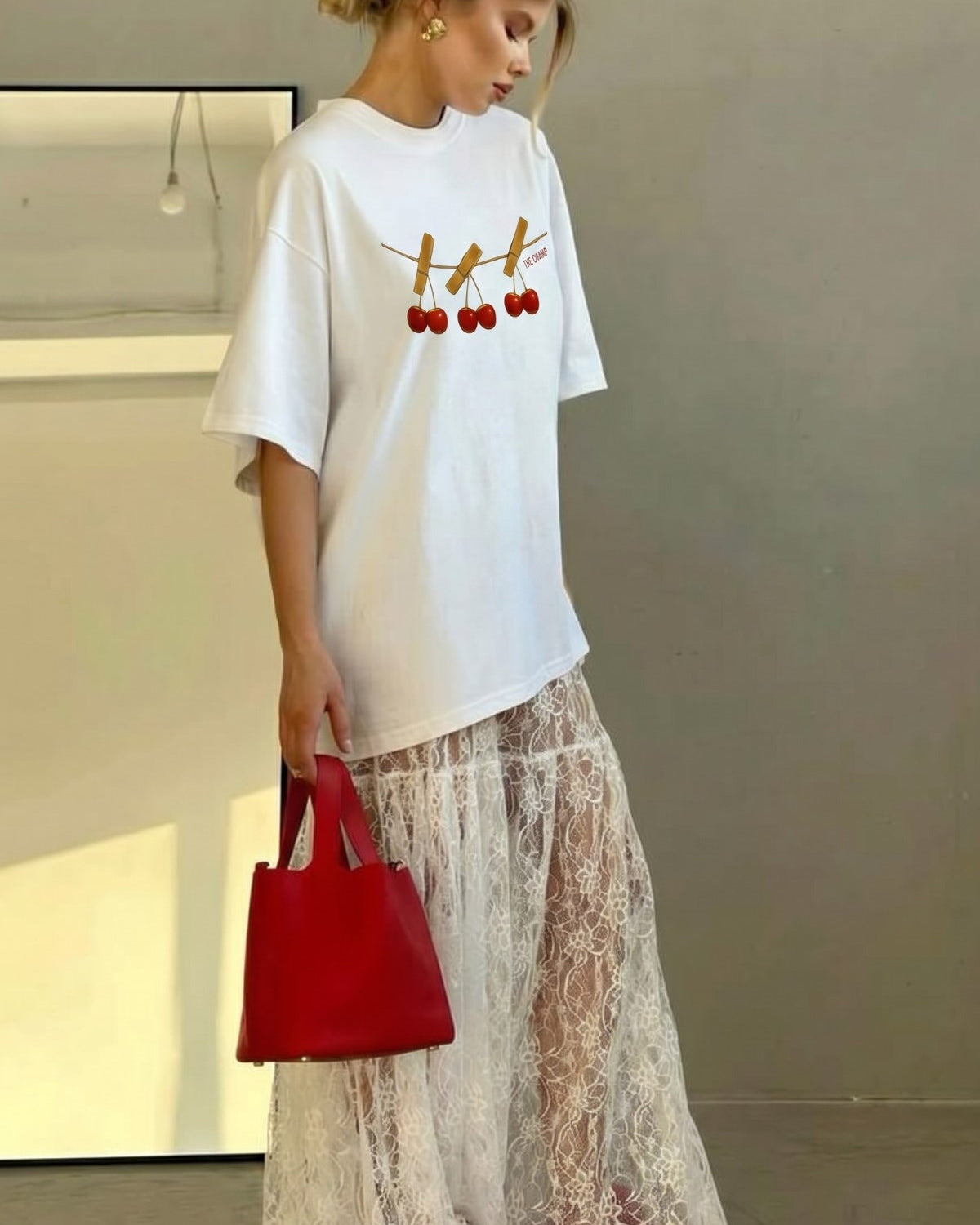 Kadın Oversize Tişört Cherry Mood Baskılı Beyaz – Bisiklet Yaka, Rahat Kalıp, %100 Pamuk