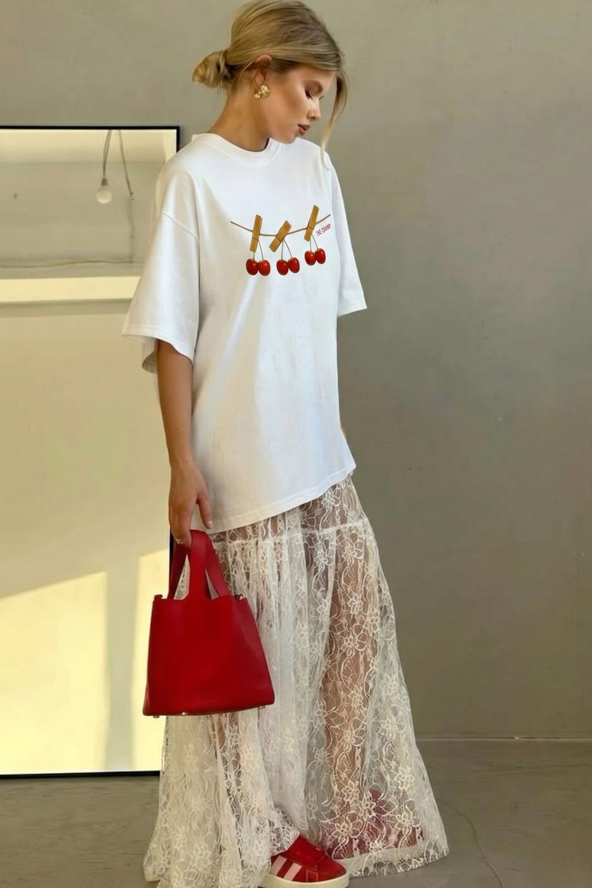 Kadın Oversize Tişört Cherry Mood Baskılı Beyaz – Bisiklet Yaka, Rahat Kalıp, %100 Pamuk