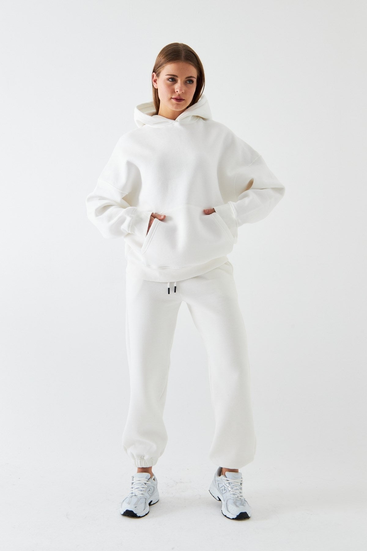 Oversize Unisex Sweatshirt Hoodie Beyaz – Kapüşonlu, 3 İplik Şardonlu Polar, Kanguru Cepli, Basic