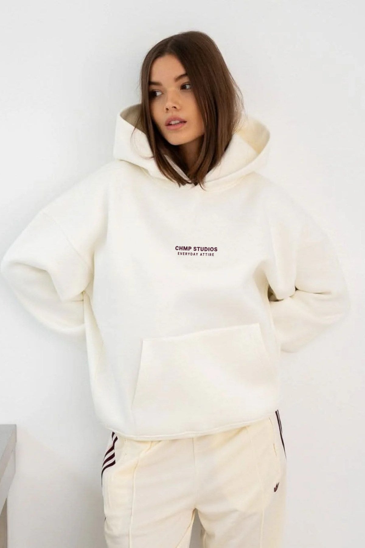 Kadın Oversize Sweatshirt Hoodie CHMP STUDIOS Beyaz – Kapüşonlu, 3 İplik Polar, Kanguru Cepli
