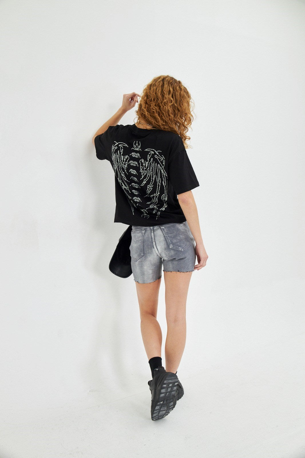 Kadın Siyah Taş İşlemeli Oversize Tişört – İskelet Desenli, Rock Tarzı, Streetwear