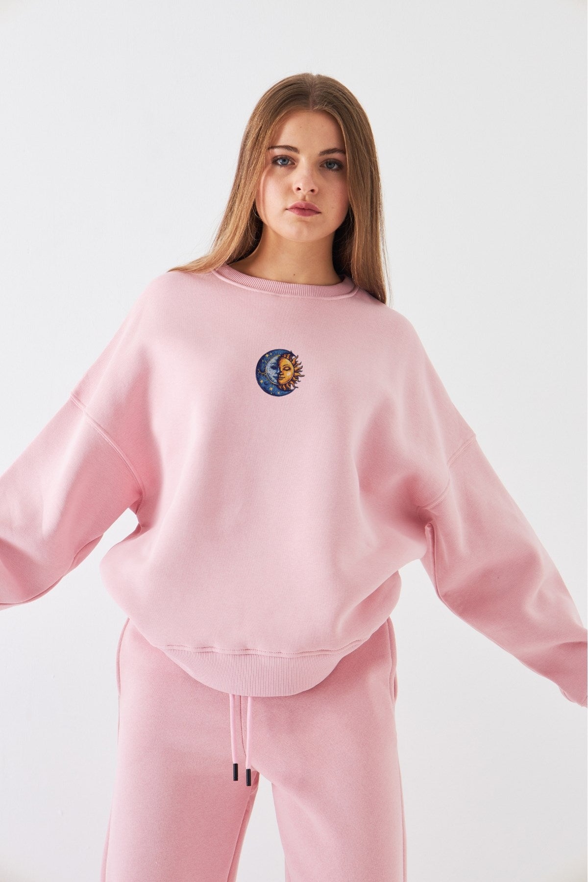 Kadın Oversize Sweatshirt Sun & Moon Baskılı Pembe – Bisiklet Yaka, 3 İplik Şardonlu Polar