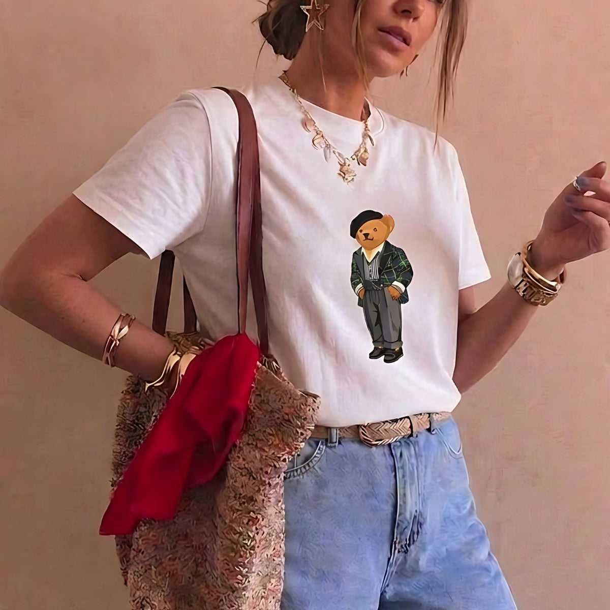 Kadın Oversize Tişört Parisian Bear Baskılı Beyaz – Bisiklet Yaka, Rahat Kalıp, %100 Pamuk