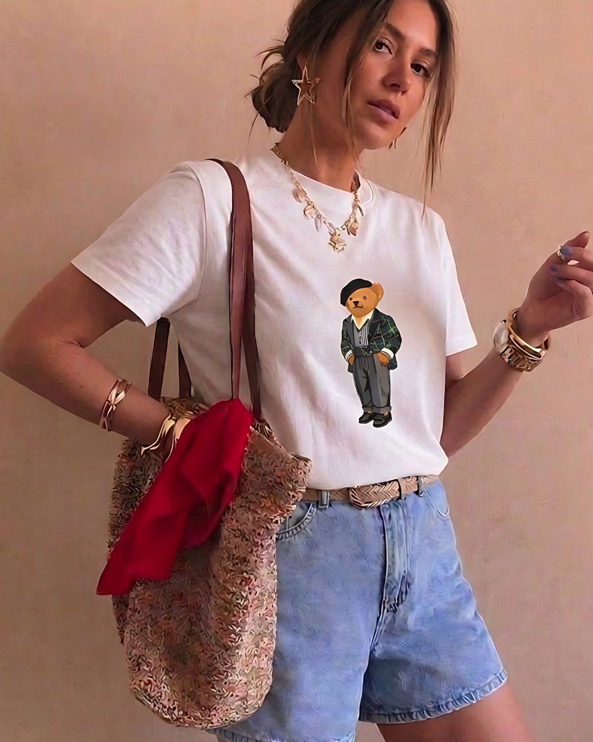 Kadın Oversize Tişört Parisian Bear Baskılı Beyaz – Bisiklet Yaka, Rahat Kalıp, %100 Pamuk