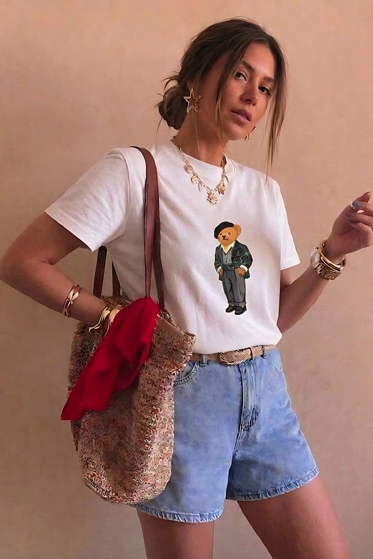 Kadın Oversize Tişört Parisian Bear Baskılı Beyaz – Bisiklet Yaka, Rahat Kalıp, %100 Pamuk