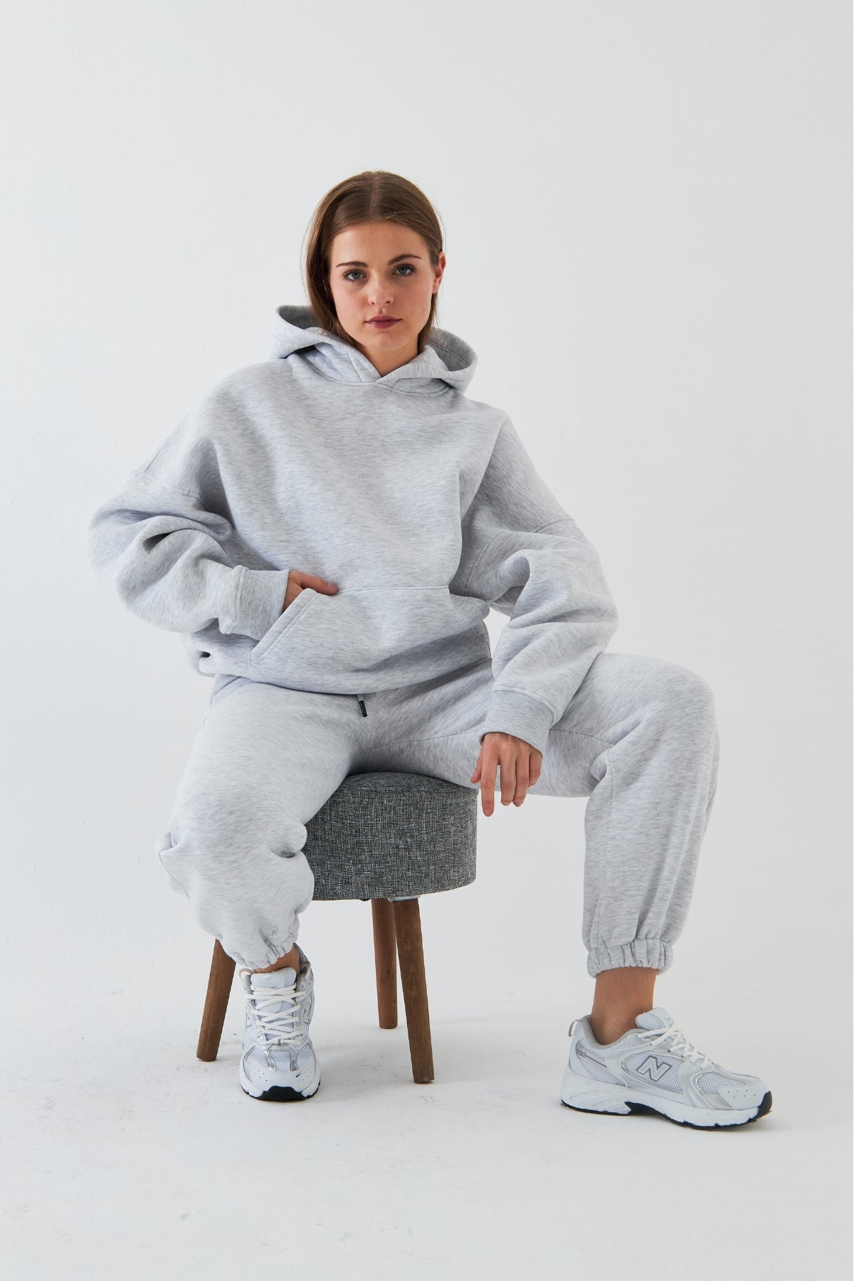 Oversize Unisex Eşofman Takımı Gri – Basic, 3 İplik Şardonlu Polar; Kapüşonlu Üst, Lastikli Alt