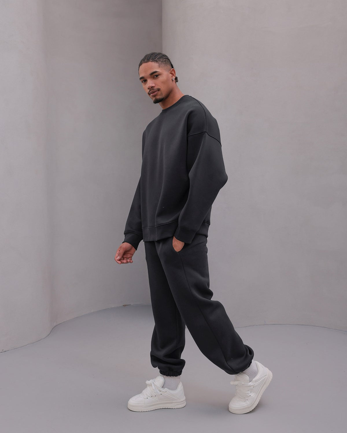 Erkek Oversize Eşofman Takımı Basic Füme – Bisiklet Yaka, Lastikli Paça, 3 İplik Şardonlu