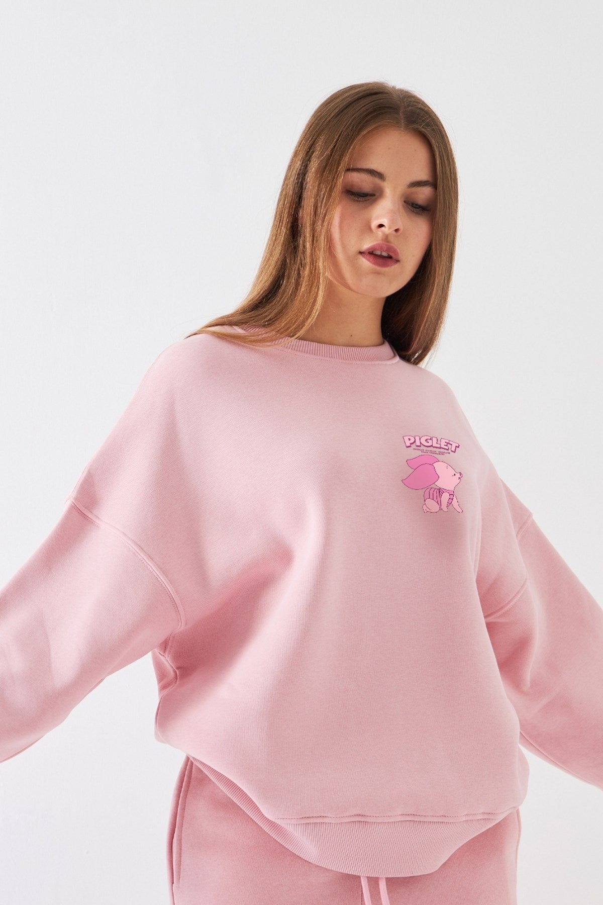 Kadın Oversize Sweatshirt Piglet Dreams Baskılı Pembe – Bisiklet Yaka, 3 İplik Şardonlu Polar