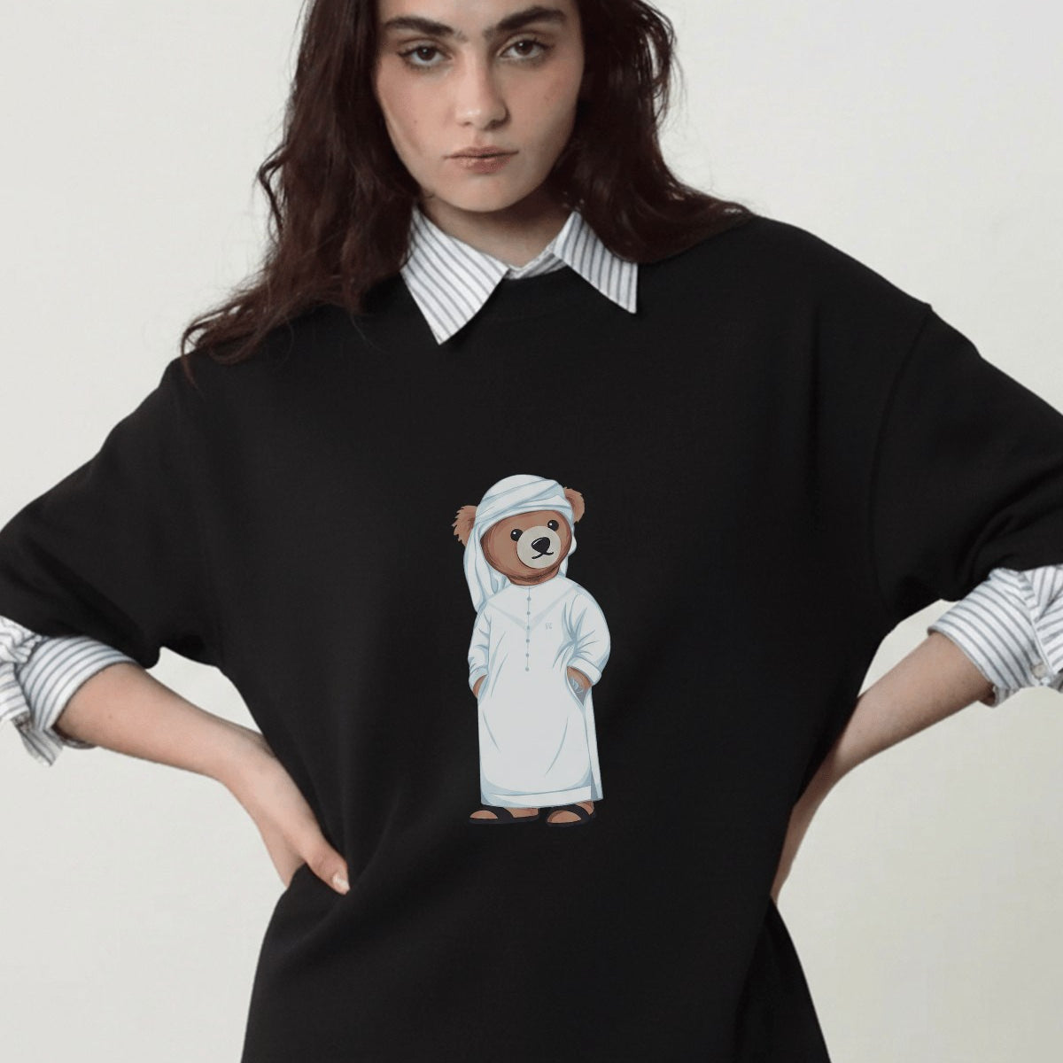 Kadın Oversize Tişört Emirati Bear Baskılı Siyah – Bisiklet Yaka, Rahat Kalıp, %100 Pamuk