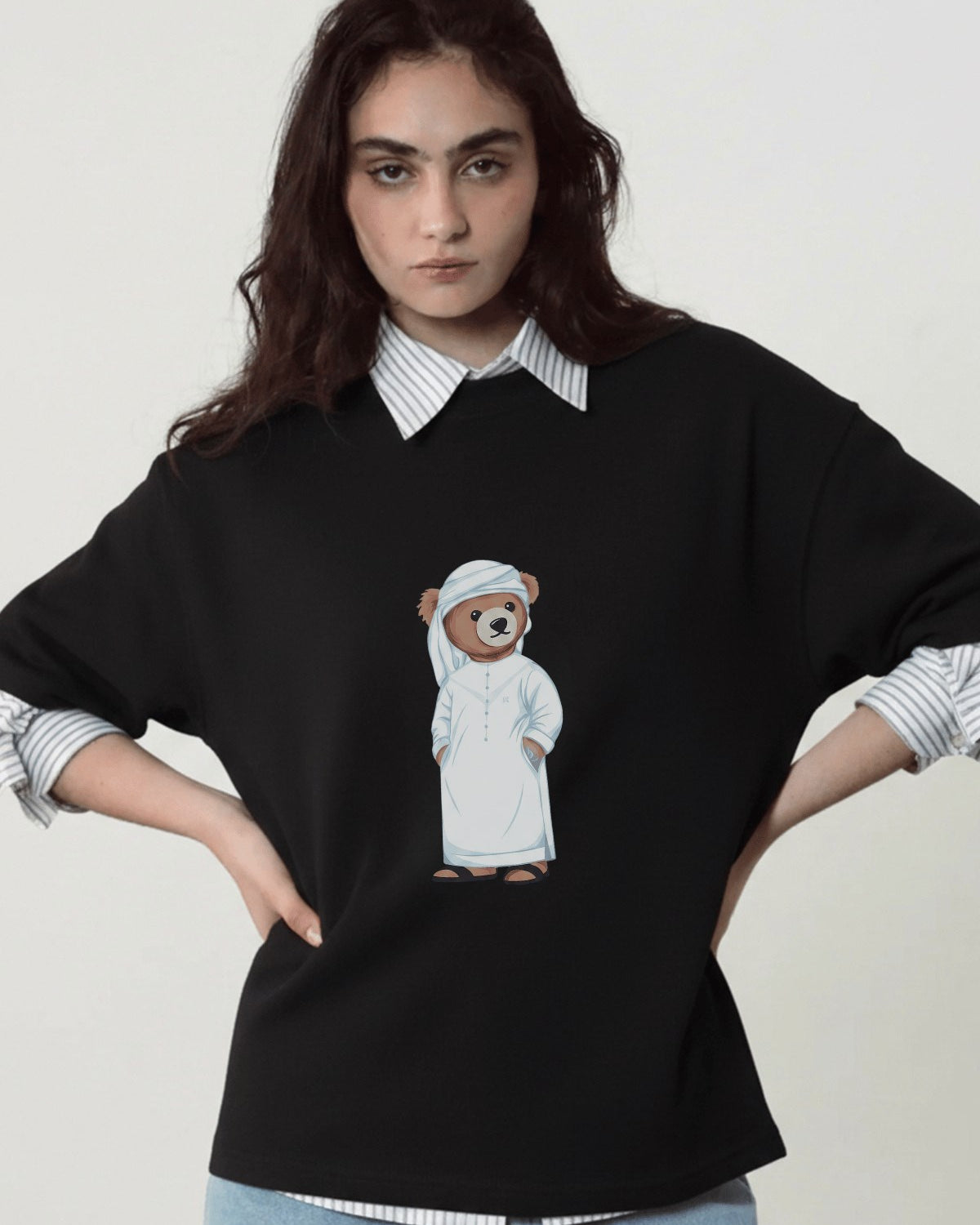 Kadın Oversize Tişört Emirati Bear Baskılı Siyah – Bisiklet Yaka, Rahat Kalıp, %100 Pamuk
