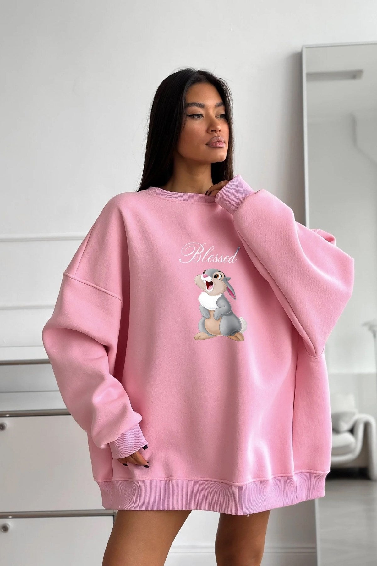 Kadın Oversize Sweatshirt Elbise Blessed Bunny Baskılı Pembe – Bisiklet Yaka, 3 İplik Şardonlu Polar