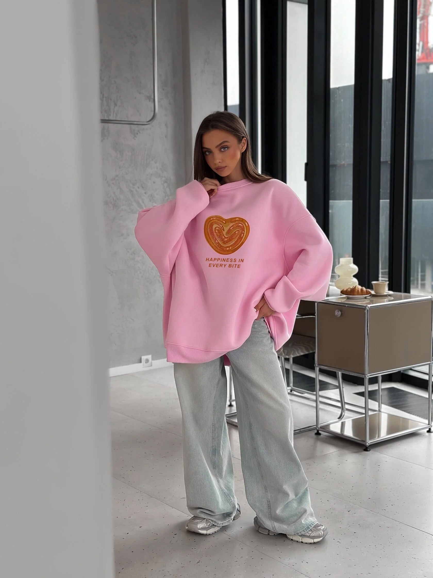 Kadın Oversize Sweatshirt Elbise Bakery Kalpli Palmier Baskılı Pembe – Bisiklet Yaka, 3 İplik Polar