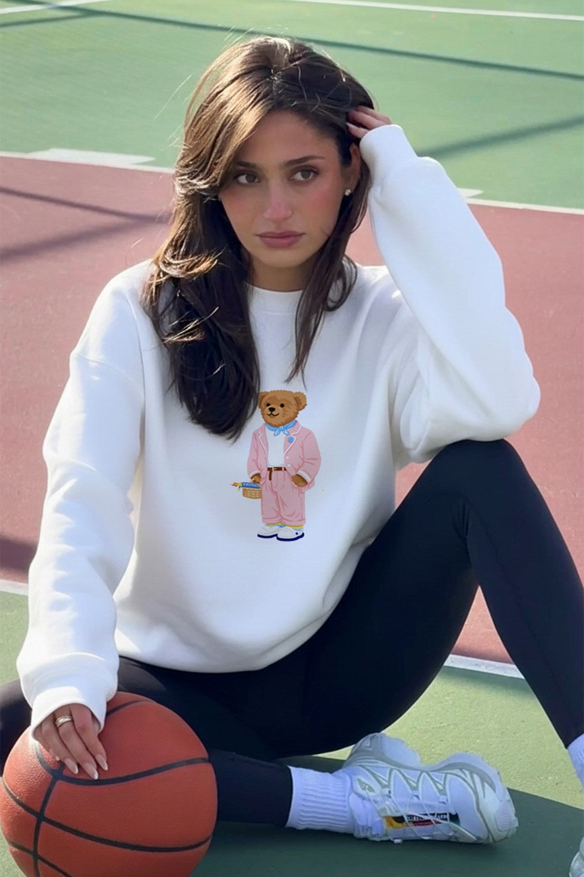Kadın Oversize Sweatshirt Pink Suit Bear 3D Baskılı Beyaz – Bisiklet Yaka, 3 İplik Şardonlu Polar