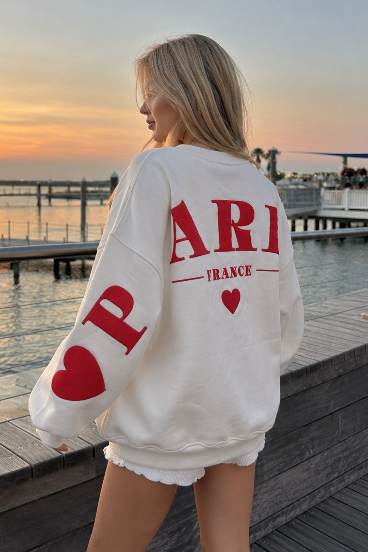 Kadın Oversize Sweatshirt Paris 3D Baskılı Beyaz – Bisiklet Yaka, Kol ve Sırt Baskılı, 3 İplik