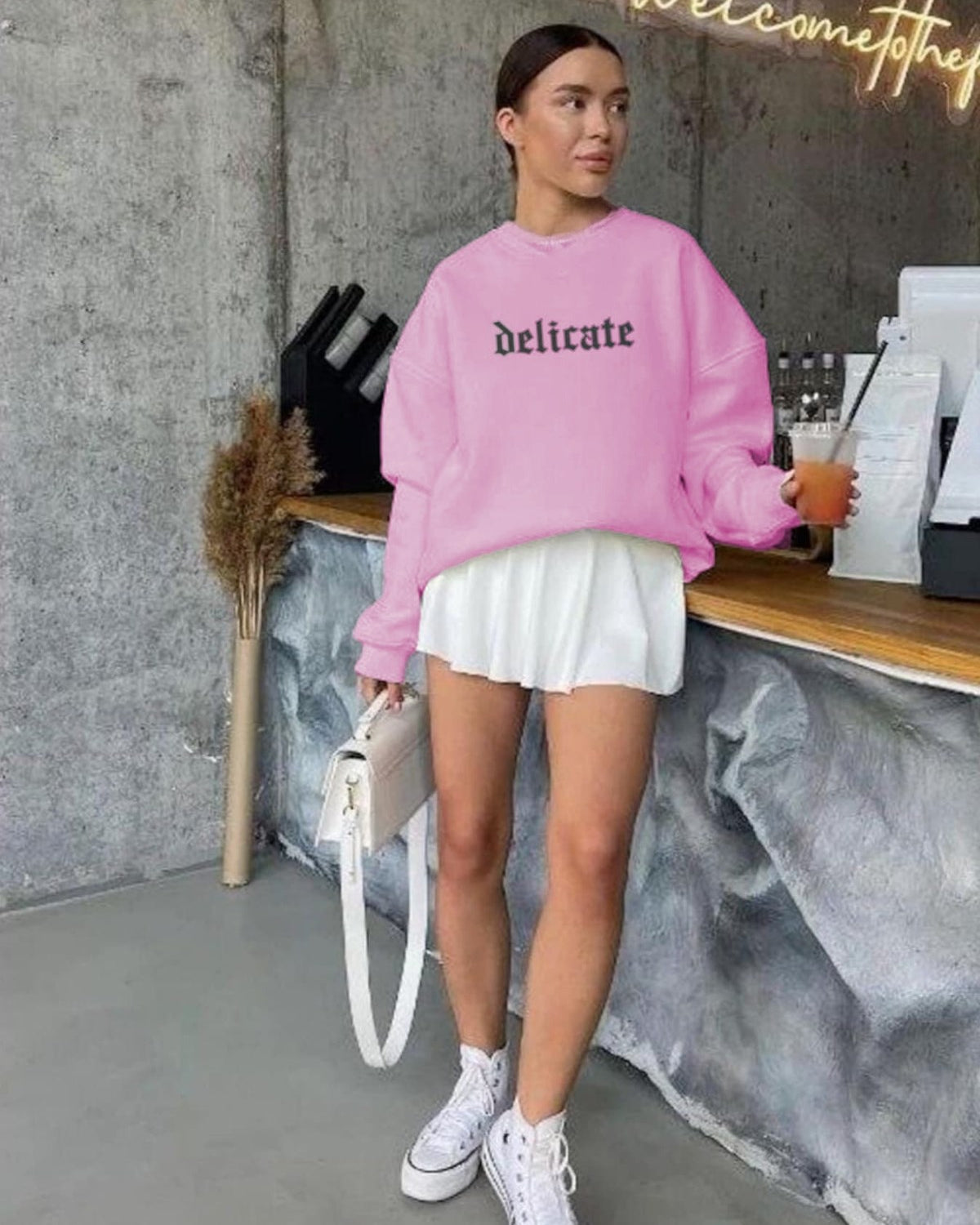 Kadın Pembe Delicate Yazılı Oversize Sweatshirt – 3 İplik Şardonlu, Gotik Baskılı, Şehir ve Casual Stili