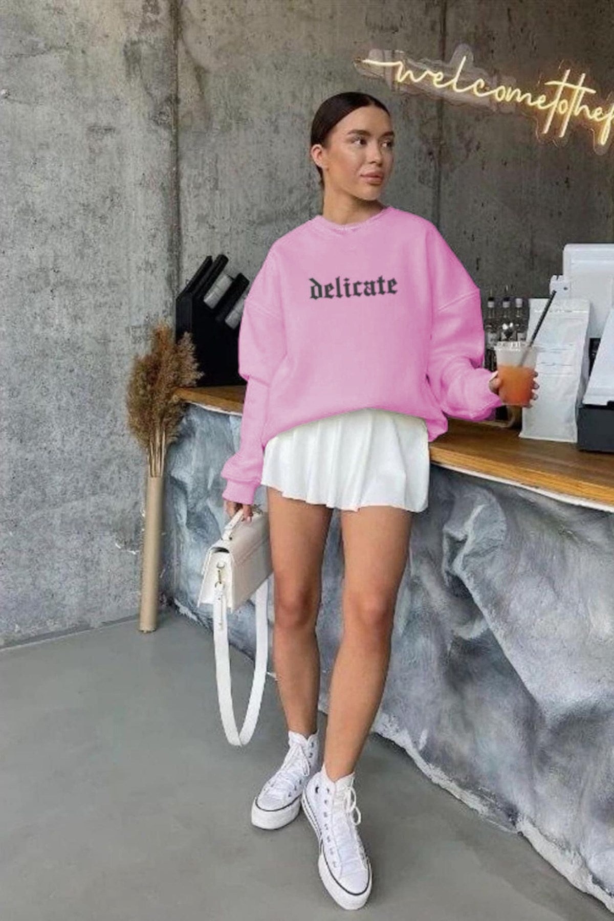 Kadın Pembe Delicate Yazılı Oversize Sweatshirt – 3 İplik Şardonlu, Gotik Baskılı, Şehir ve Casual Stili