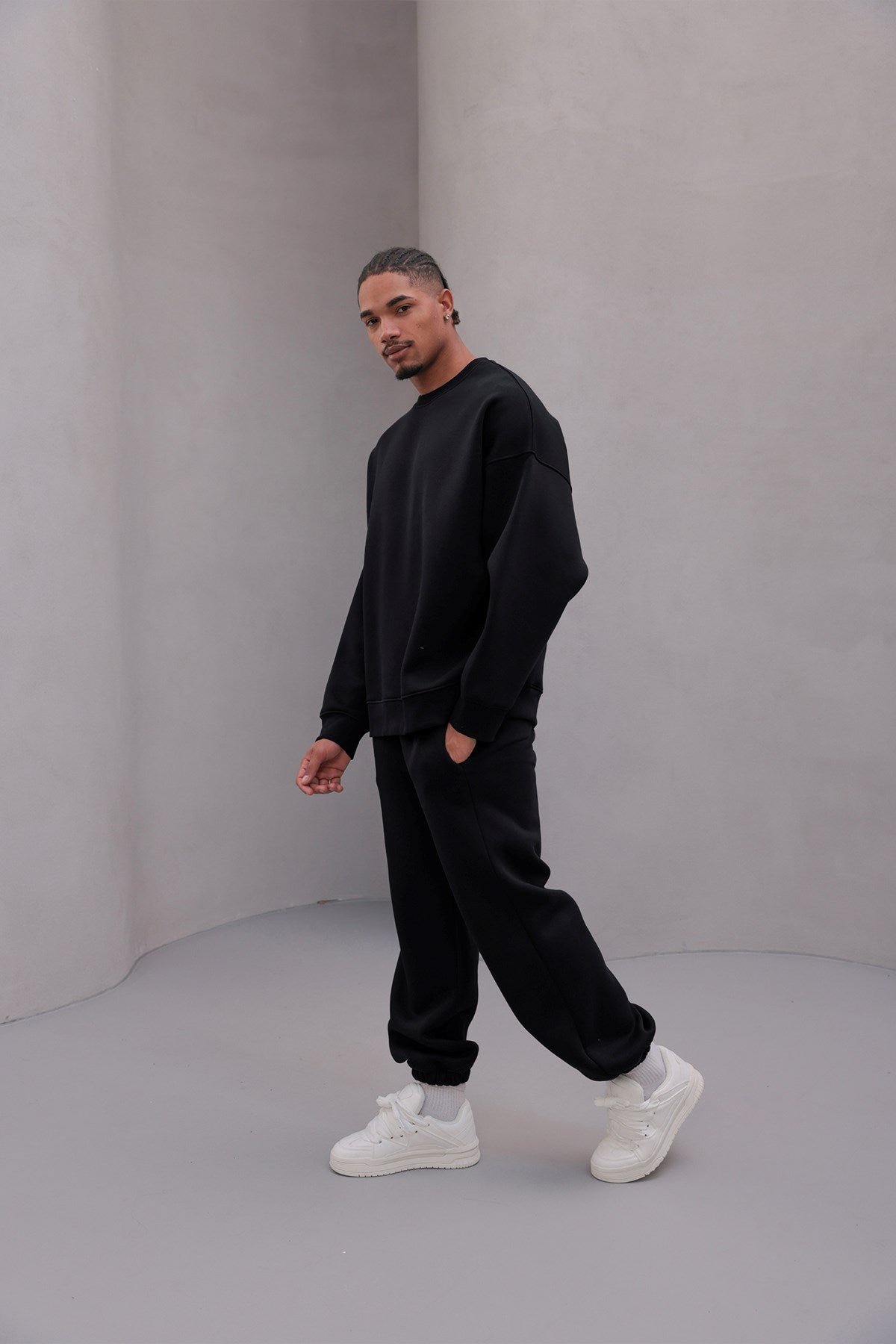 Erkek Oversize Eşofman Takımı Basic Siyah – Bisiklet Yaka, Lastikli Paça, 3 İplik Şardonlu