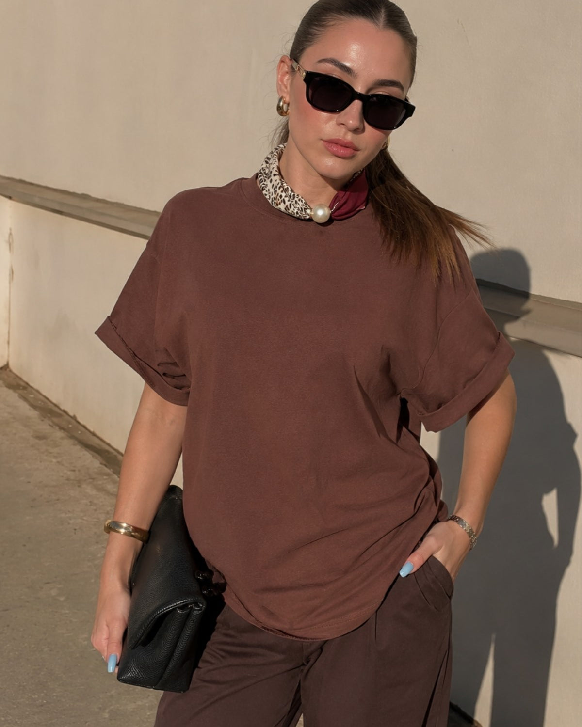 Kadın Oversize Tişört Leopard Pearl Mıknatıslı Fular Aksesuarlı Kahverengi – Rahat Kalıp, %100 Pamuk