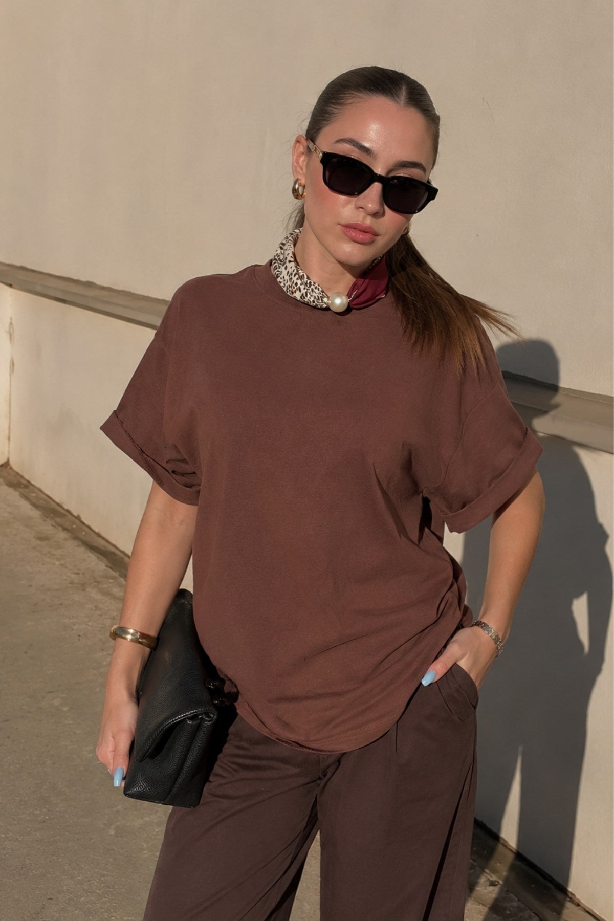 Kadın Oversize Tişört Leopard Pearl Mıknatıslı Fular Aksesuarlı Kahverengi – Rahat Kalıp, %100 Pamuk